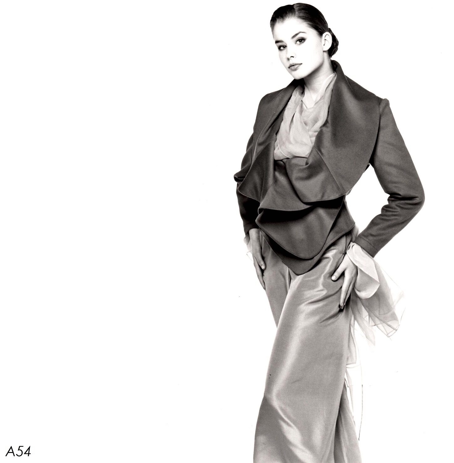 Tailleur drapé, photographie de studio noir et blanc