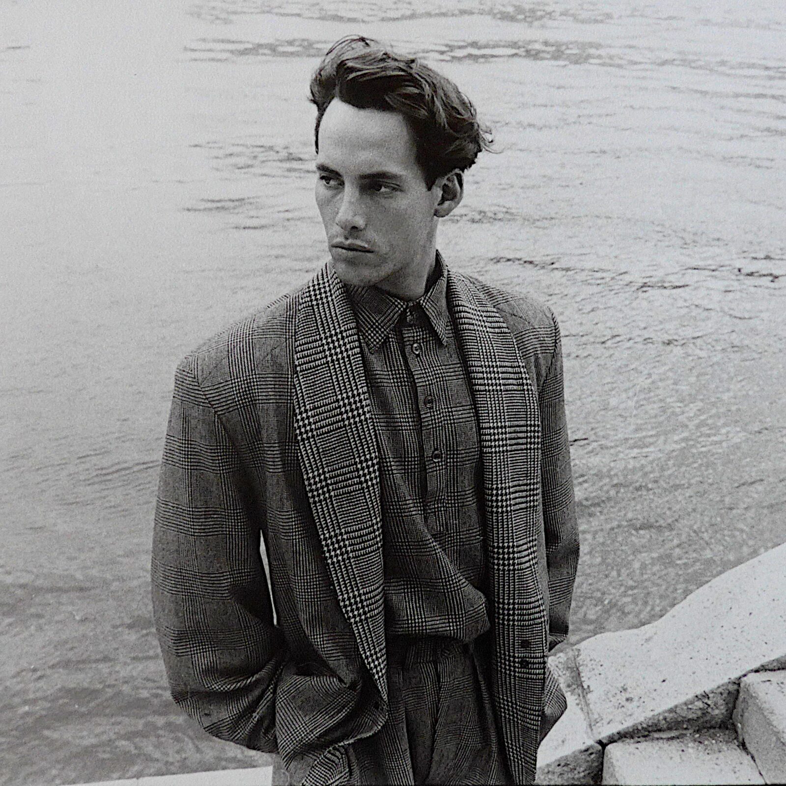 Costume gris au bord de l’eau, noir et blanc