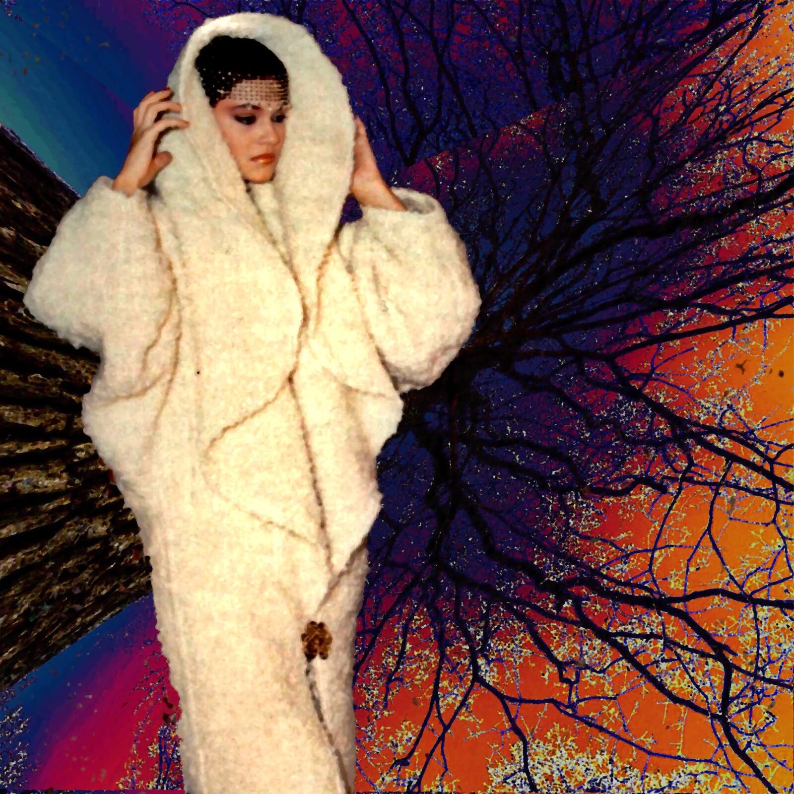 Manteau blanc capuche sur fond d’arbres orangés