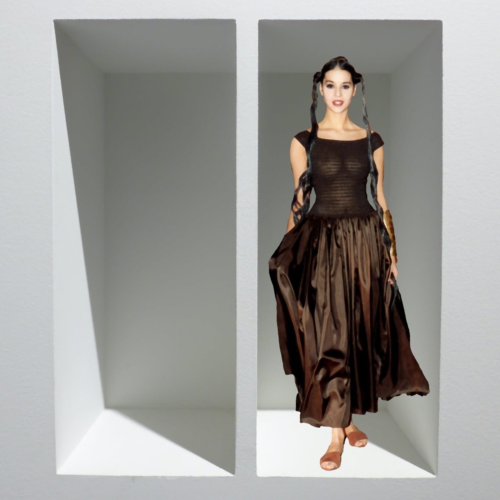 Robe longue brune dans une niche blanche