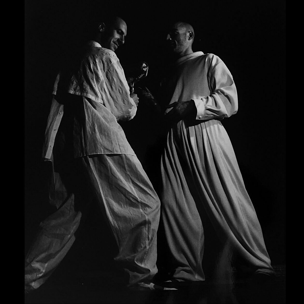 Deux silhouettes amples, photographie noir et blanc