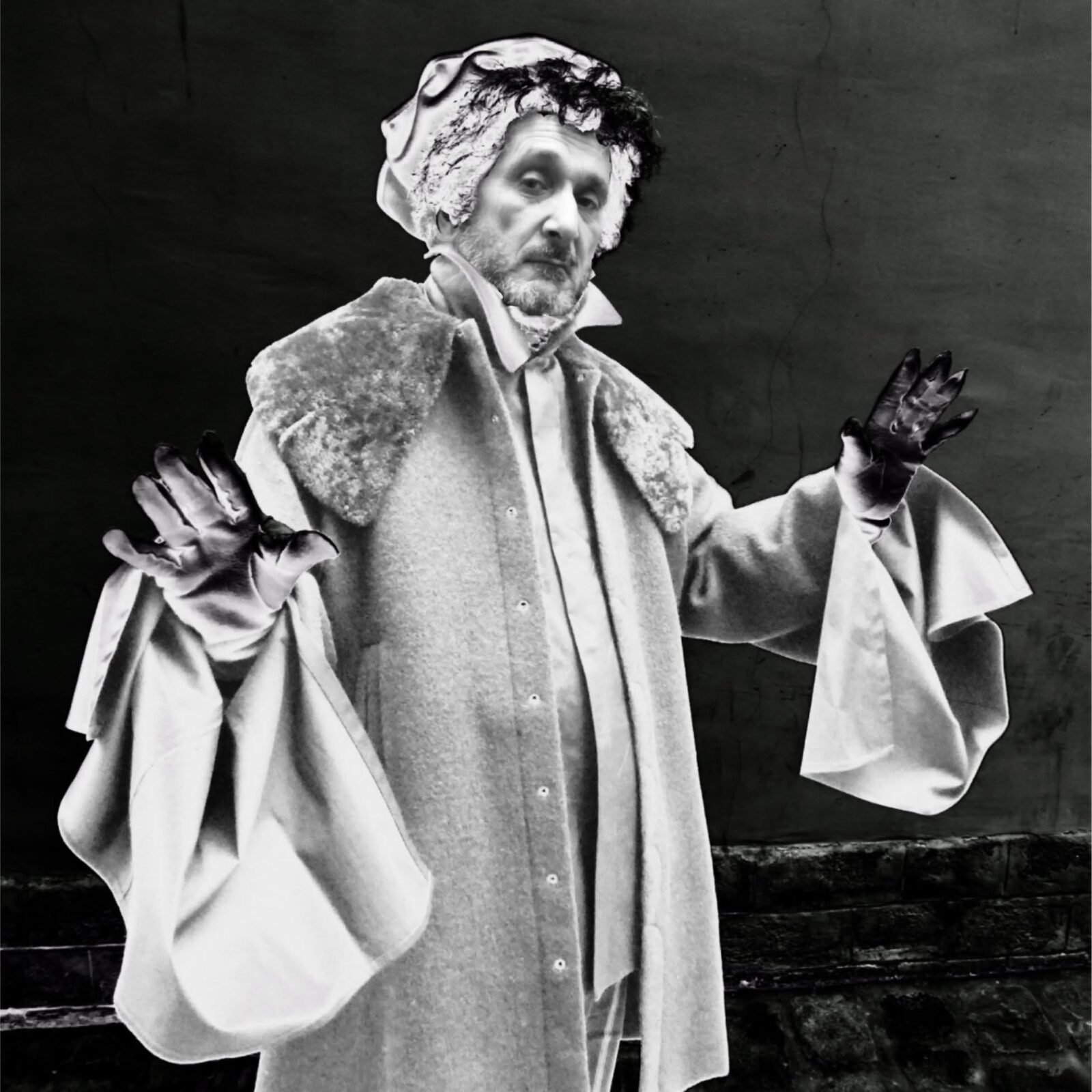 Manteau clair et sacs, photographie noir et blanc