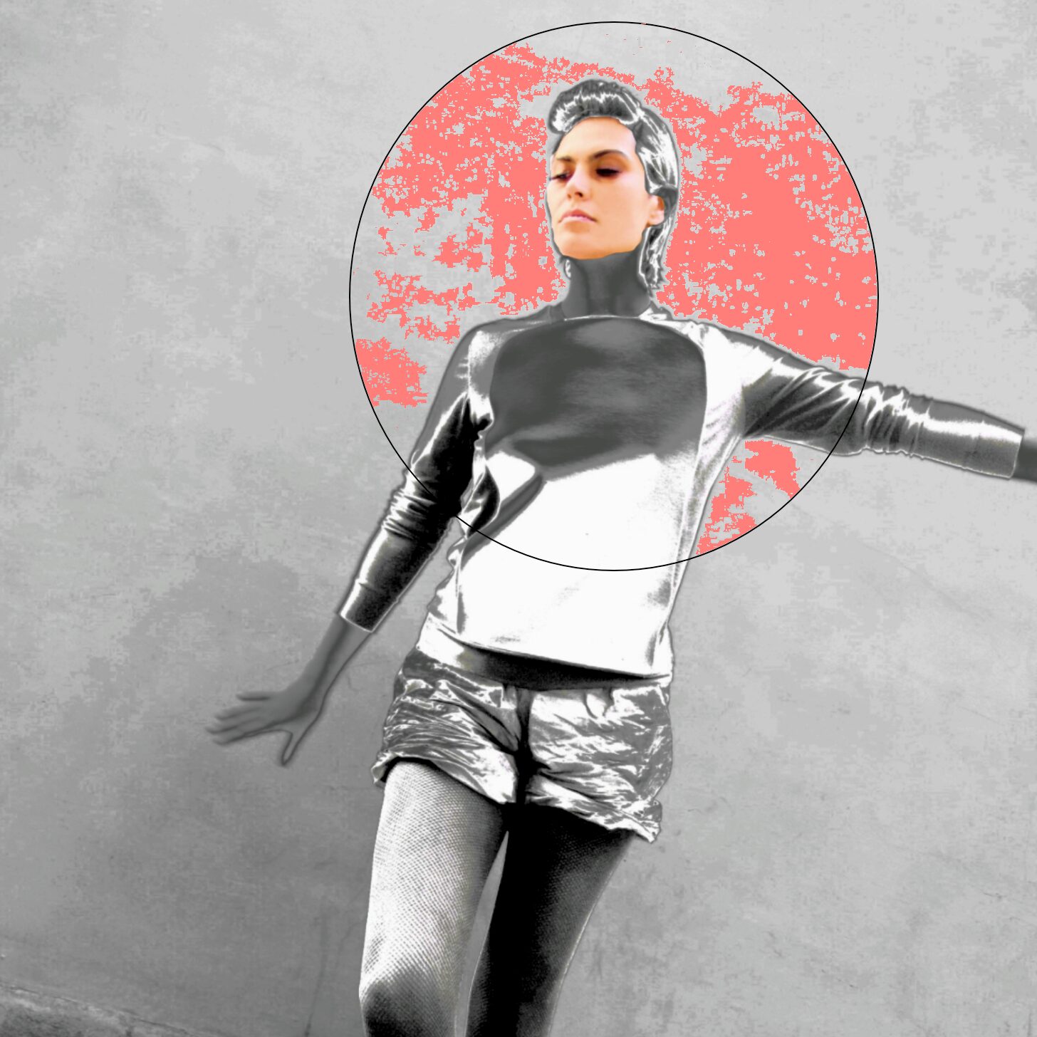 Short métallisé, collage sur cercle rouge