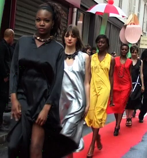 Défilé, robes colorées sur tapis rouge