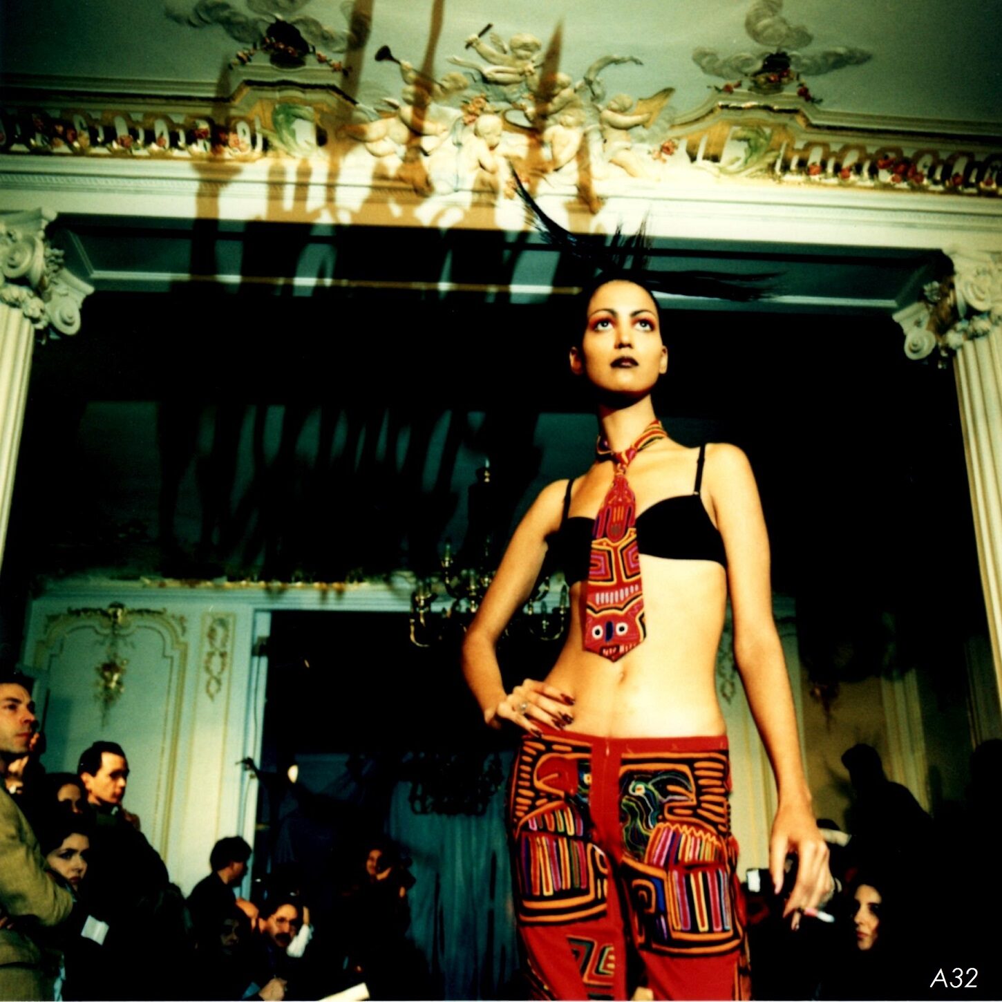 Défilé sous les lustres, ensemble à motifs rouges