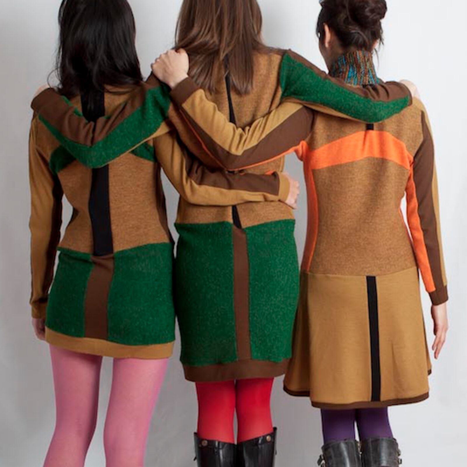 Trio de manteaux à capuche multicolores, de dos