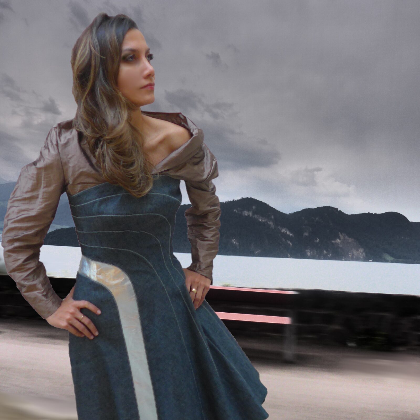 Robe bleue devant un paysage de montagne
