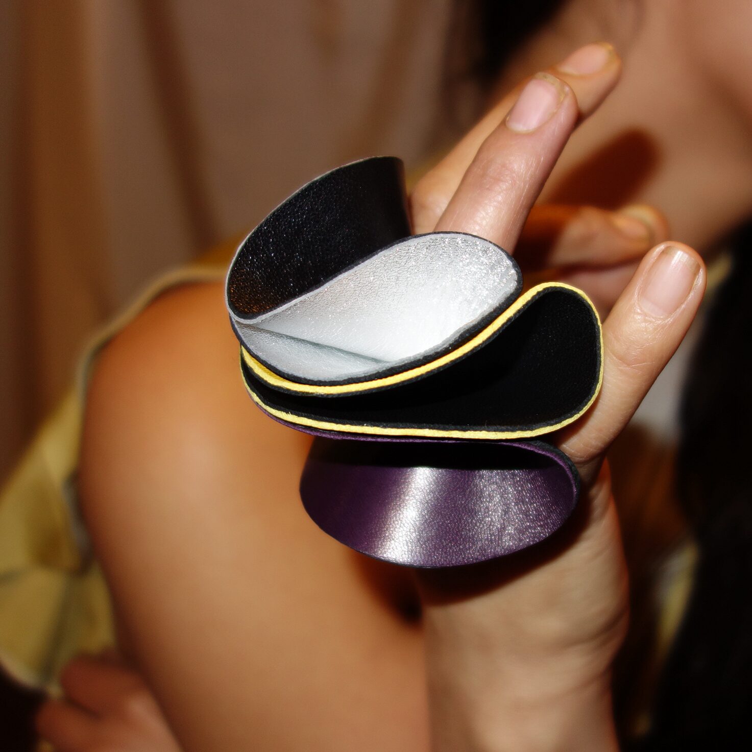 Bague sculpturale portée, détail de mains