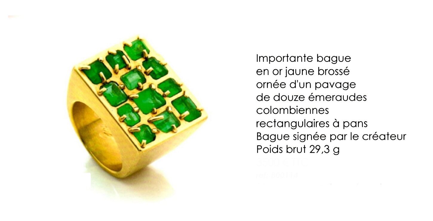 Bague en or jaune brossé pavée de douze émeraudes colombiennes