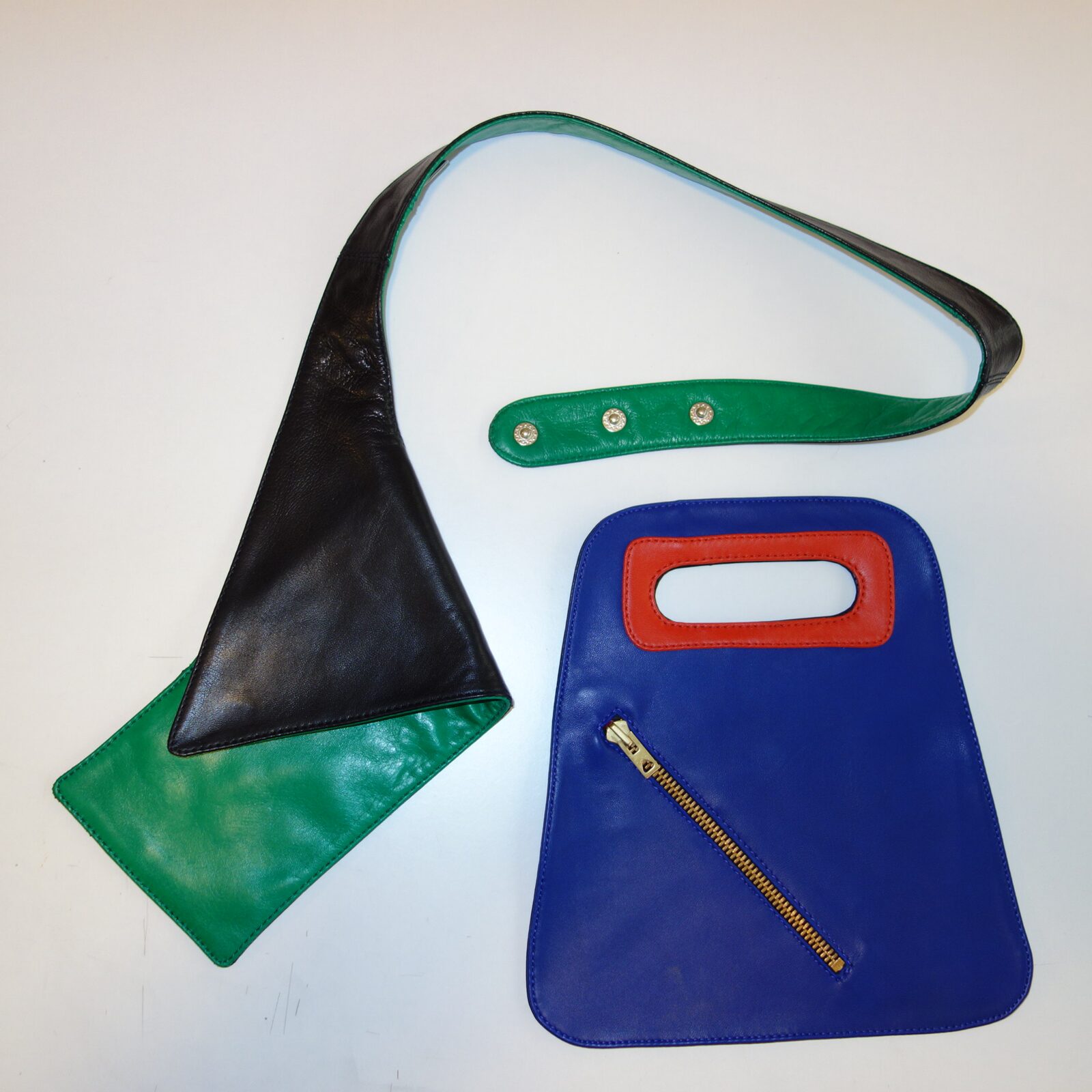 Sacs en cuir noir, vert et bleu