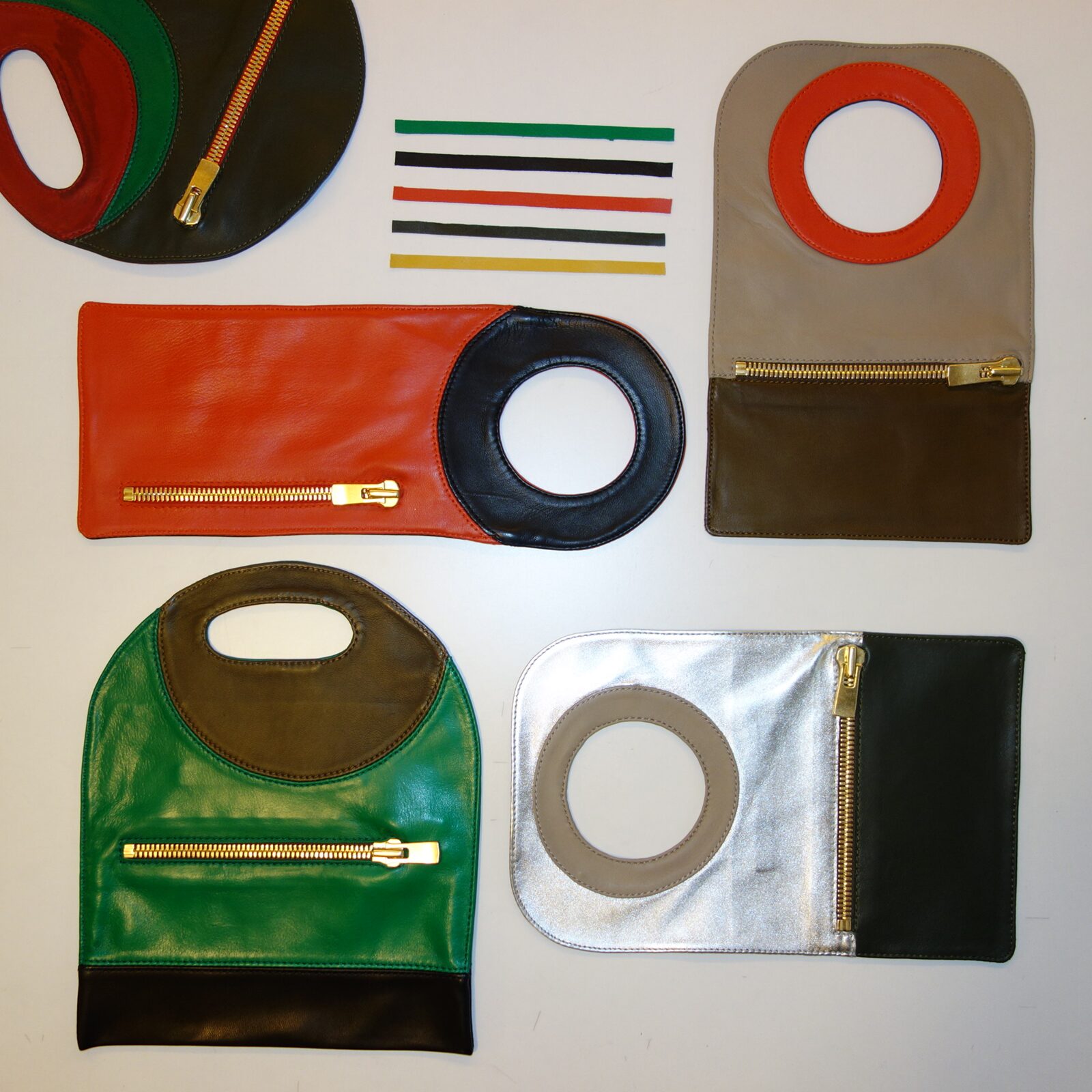 Pièces de cuir et anneaux, composition à plat