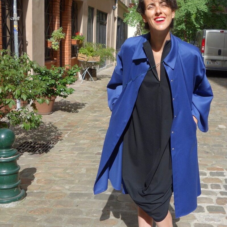 Manteau bleu roi porté dans la rue