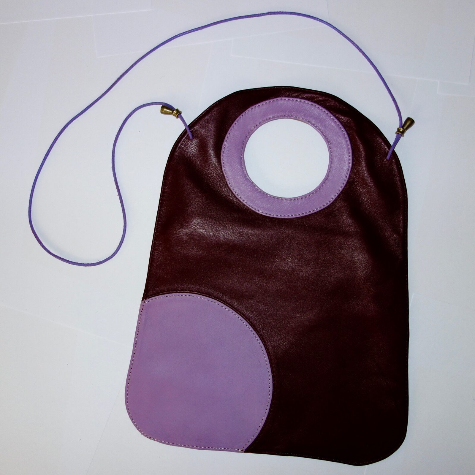 Sac bordeaux à disque, bandoulière violette