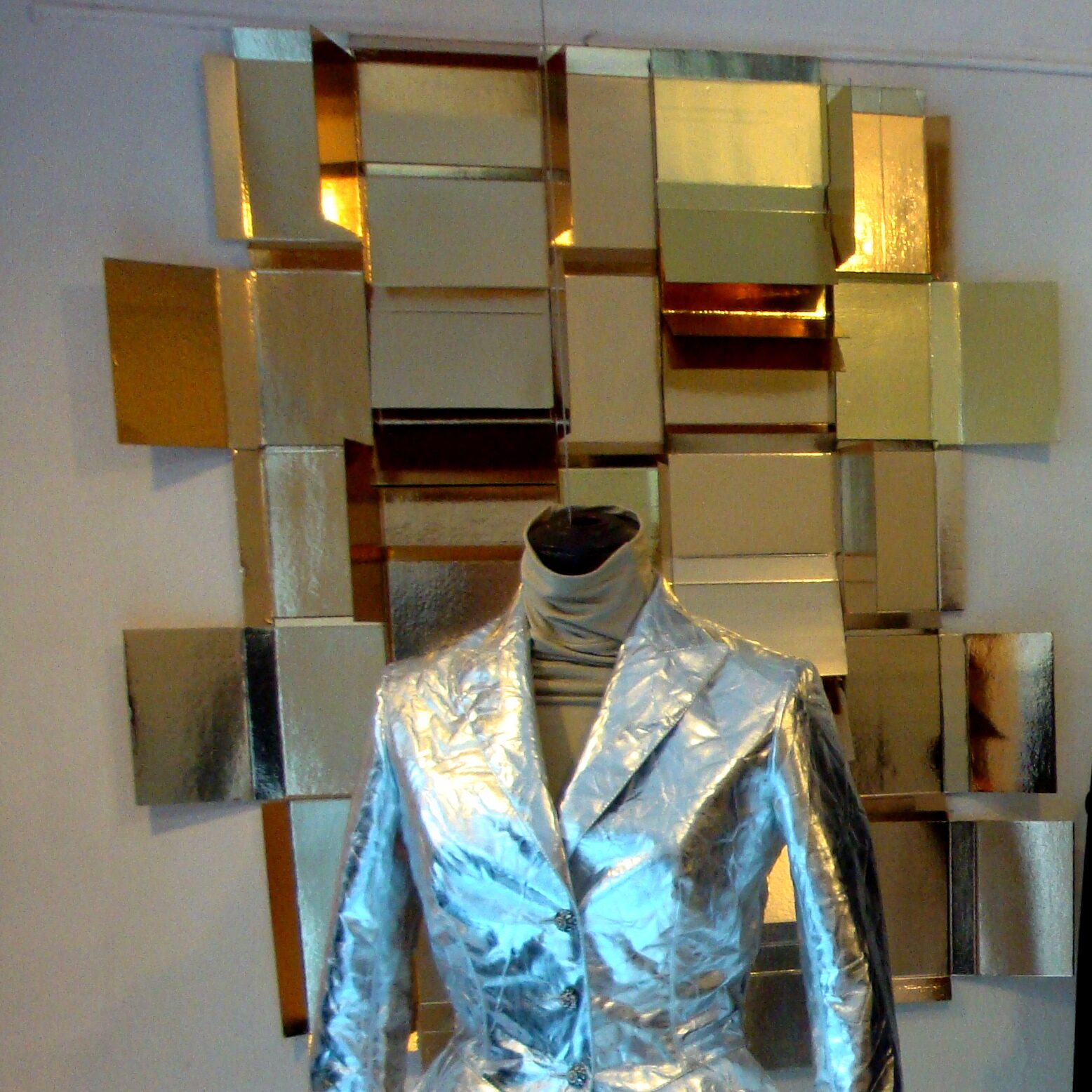 Veste métallisée sur mannequin, fond doré
