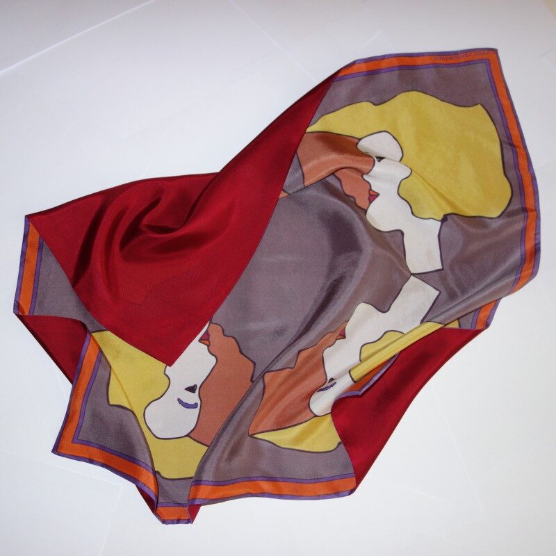 Carré de soie au motif de figure allongée