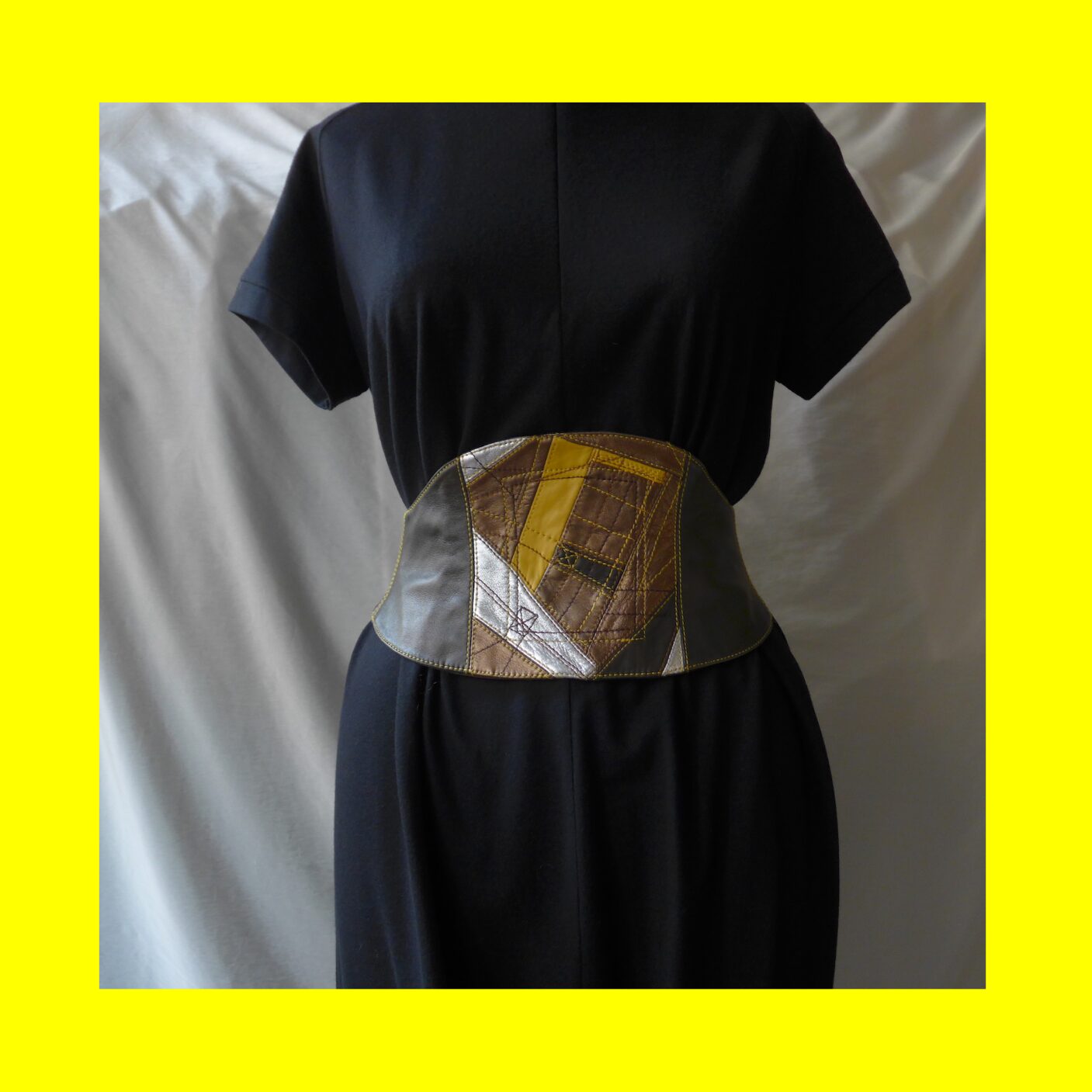 Large ceinture imprimée portée sur robe noire