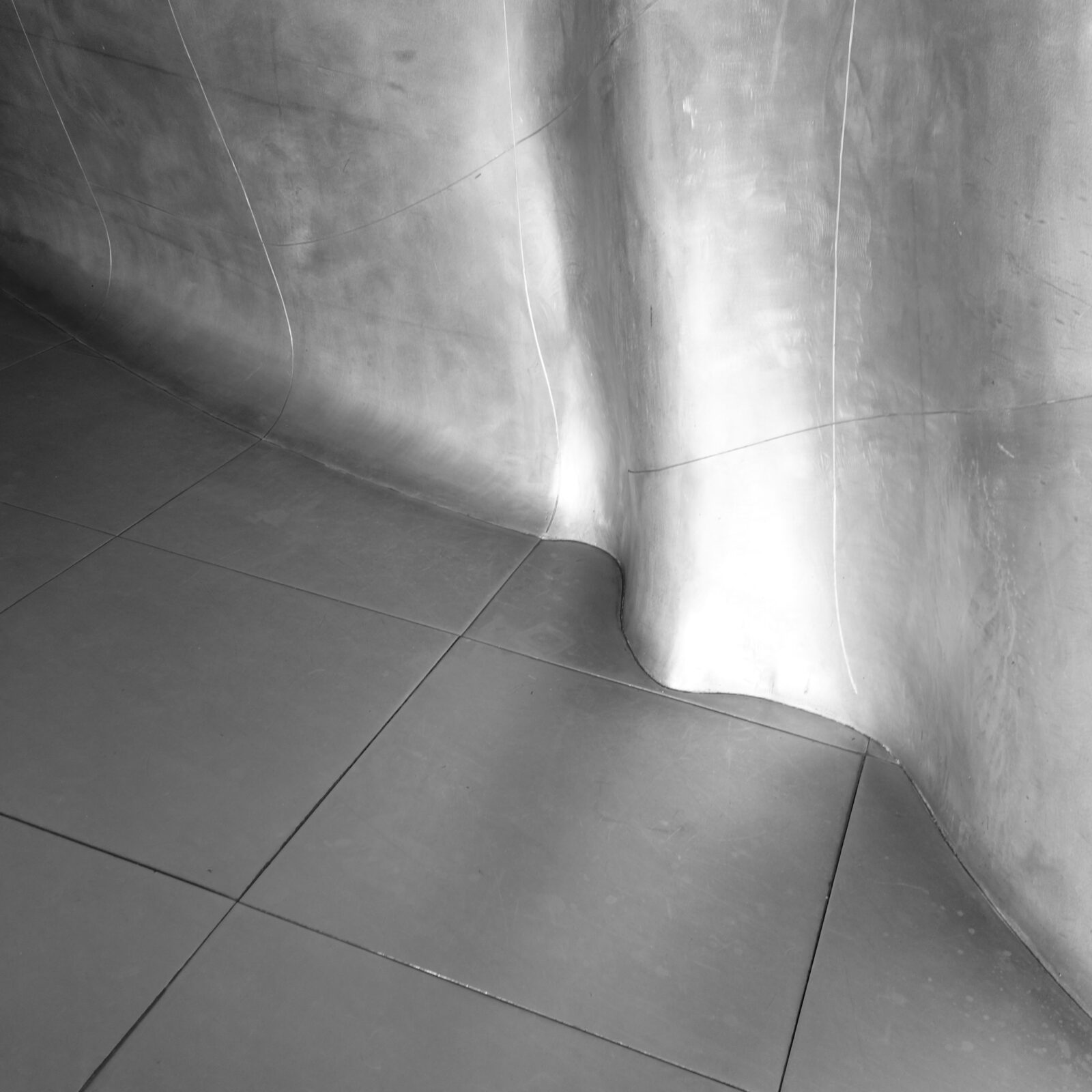 Courbe de béton et lumière rasante