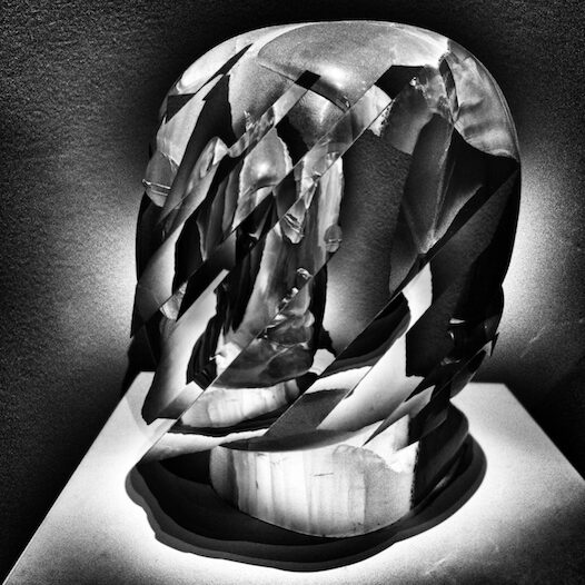 Forme cristalline en noir et blanc