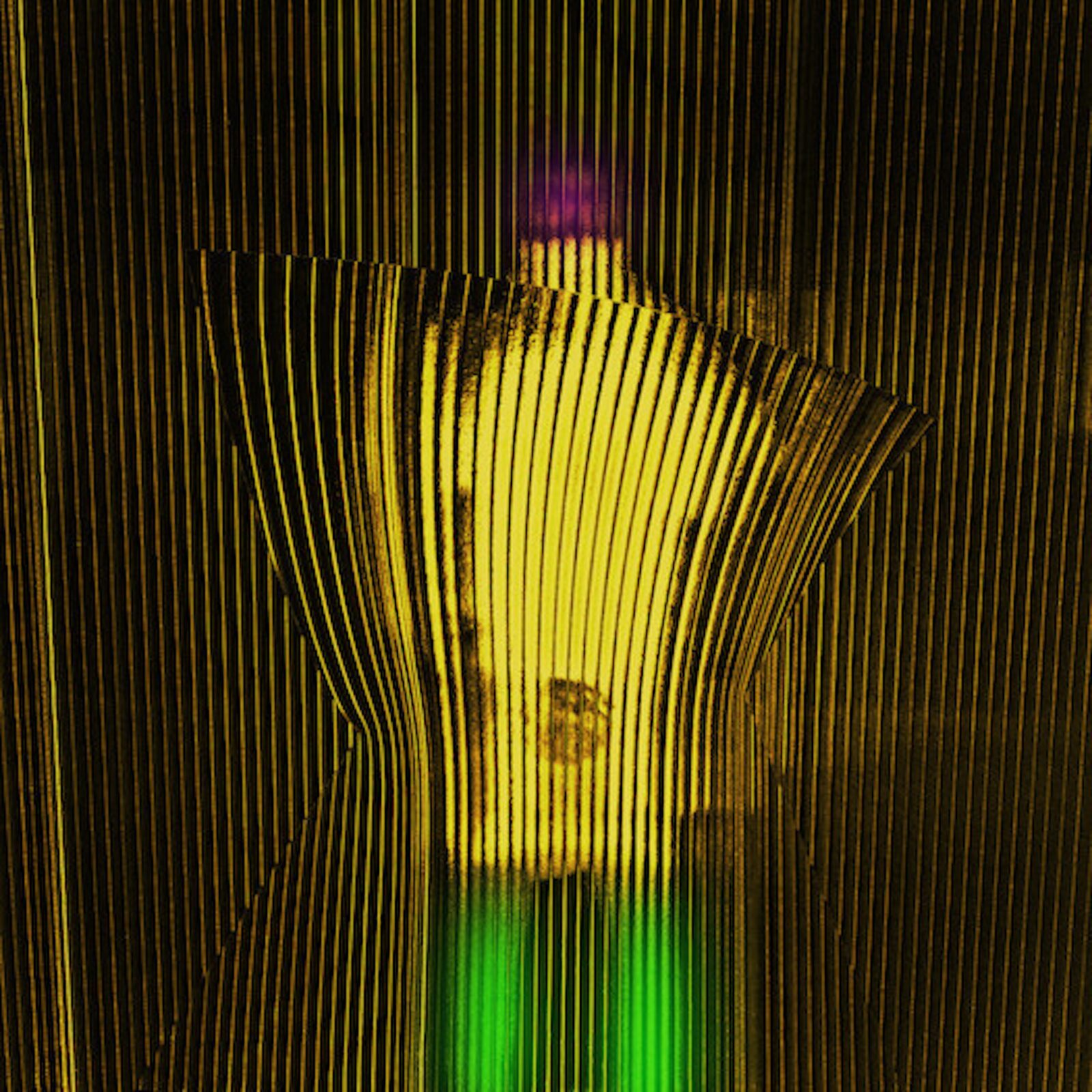 Silhouette jaune derrière des fils verticaux
