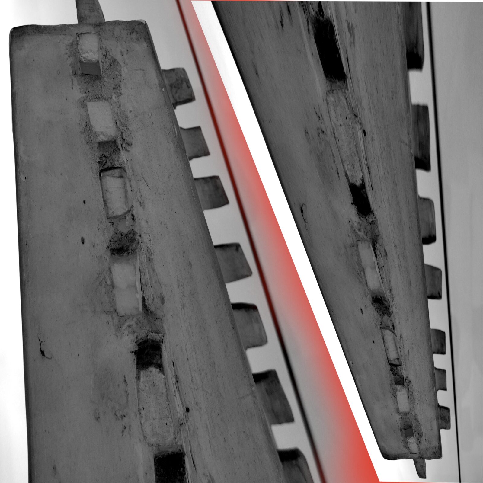 Diagonale rouge sur structure grise
