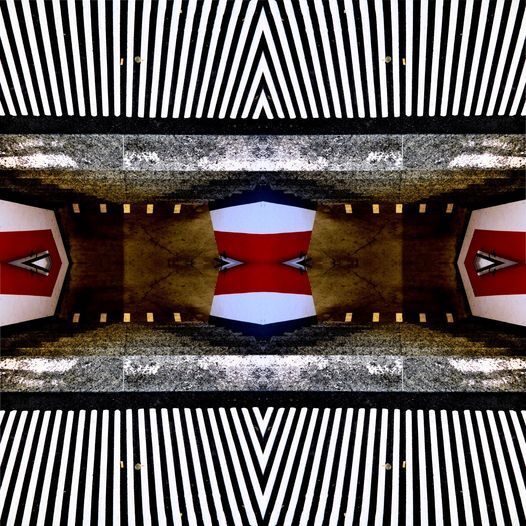 Symétrie rayée aux accents rouges